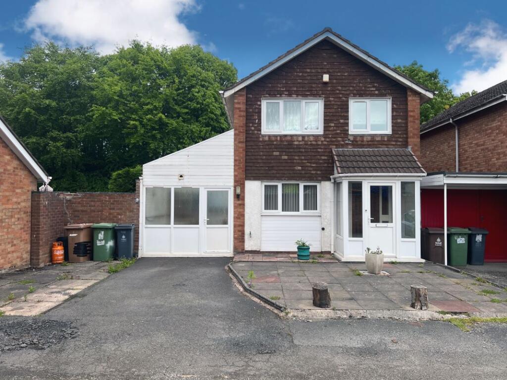 Main image of property: 1 Lynwood Close, Willenhall, WV12 5BW