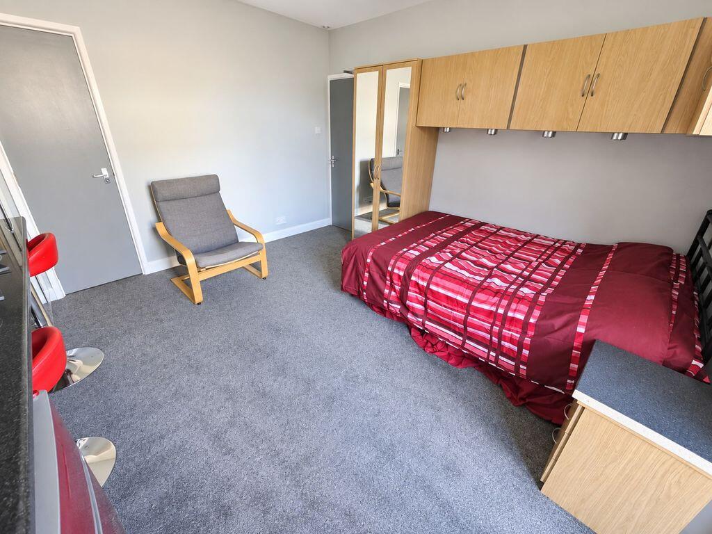 Apartment in Bristol - View 3