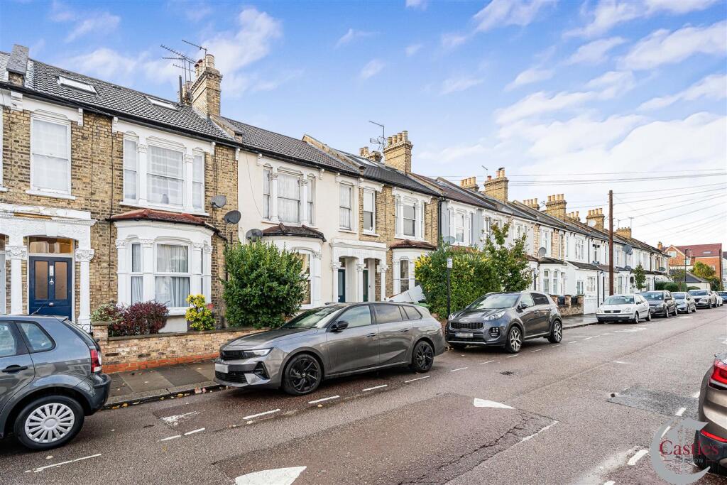 1-bed flat on Parkhurst Road, N22, £325,000