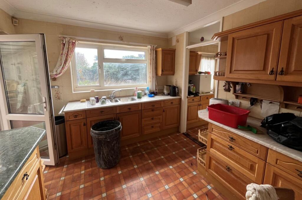 27 Saxmundham Way, Clacton-on-Sea, Essex, CO16 7PD photo 5