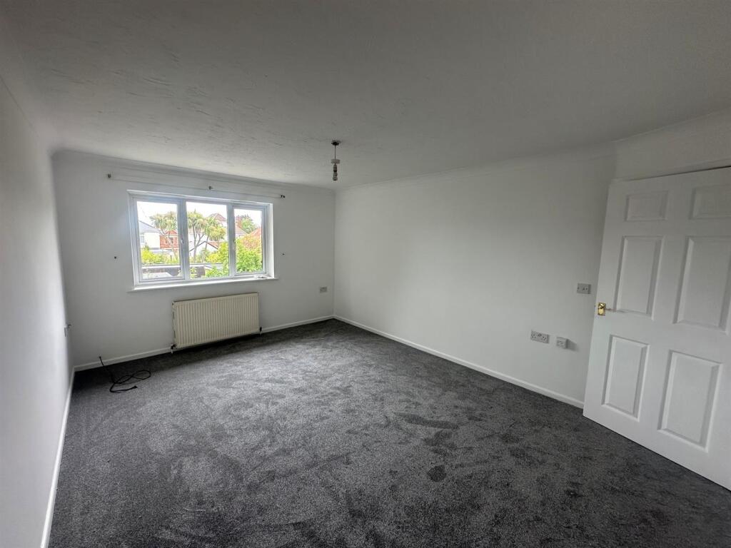 Apartment in Bournemouth, Charminster - View 2