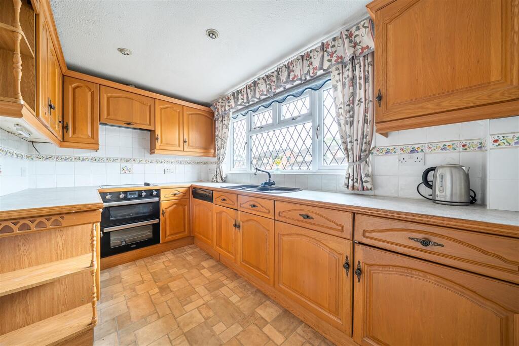 House in Vale of White Horse, Grove - More