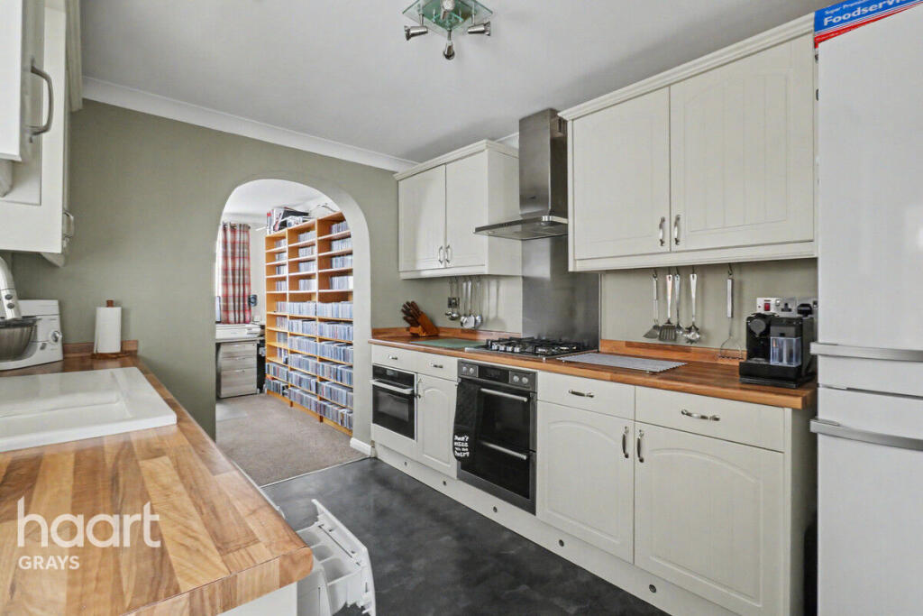 Castle Road, Grays RM17 - View 2