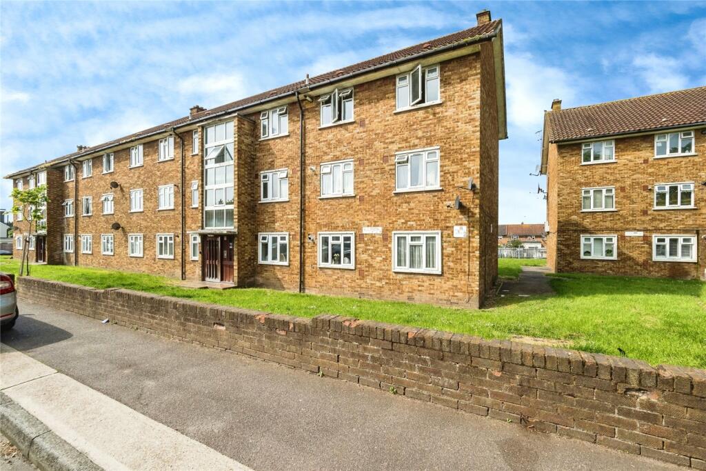 3-bed flat on Longhayes Court, Romford, RM6, £265,000