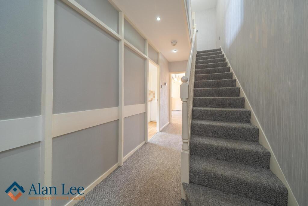 Cornwall Close, Macclesfield, SK10 3HE photo 4