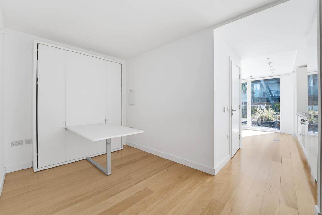 Apartment in Southall - More