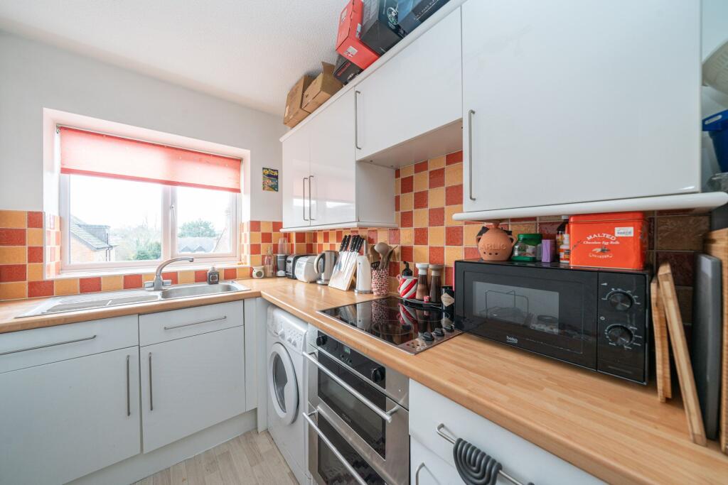 Apartment in Dacorum, Hertfordshire - View 2