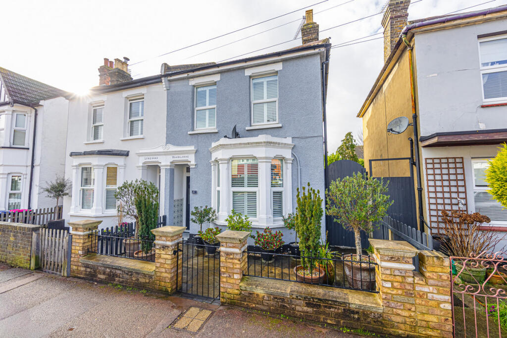 2-bed semi-detached on Cranleigh Drive, Leigh-on-sea, SS9, £500,000