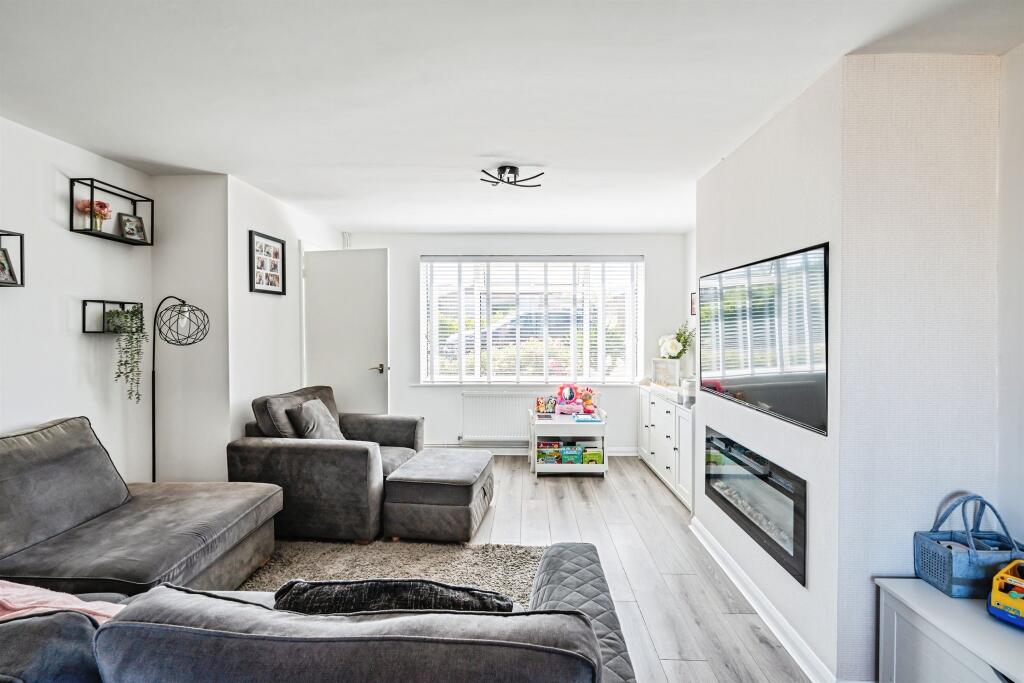 Gainsborough Crescent, Eastbourne photo 4