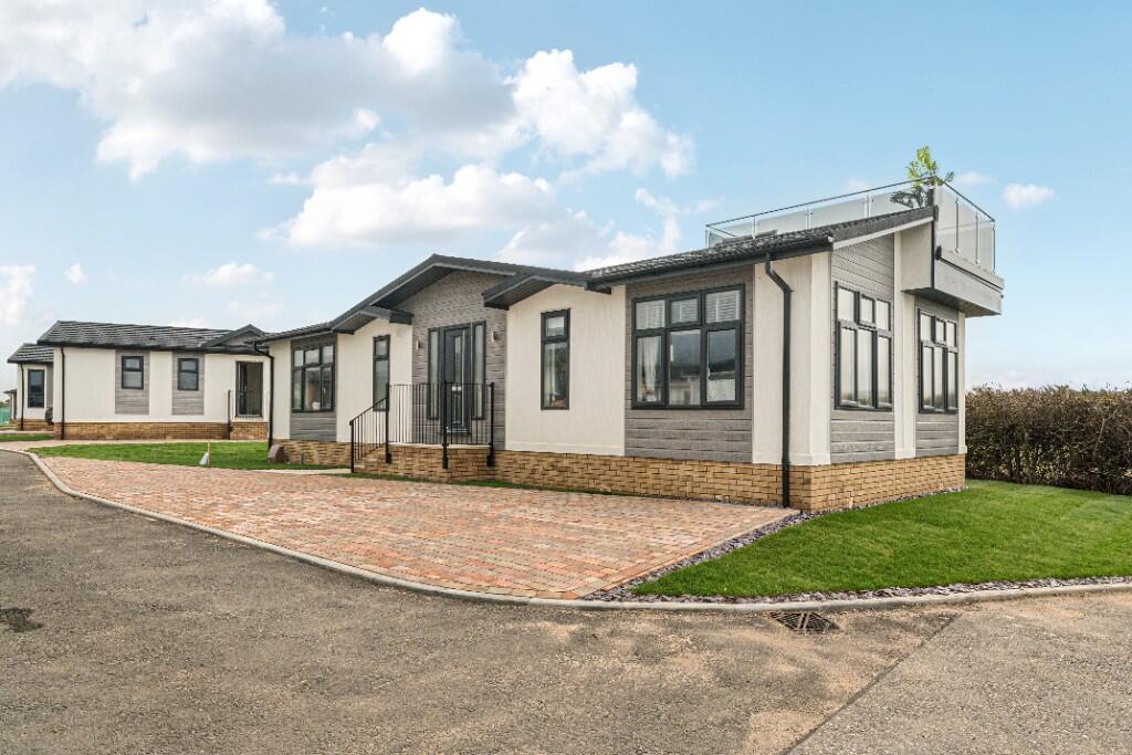 Main image of property: New Lane,
Milford-on-Sea, Lymington,
Hampshire,
SO41 0UQ