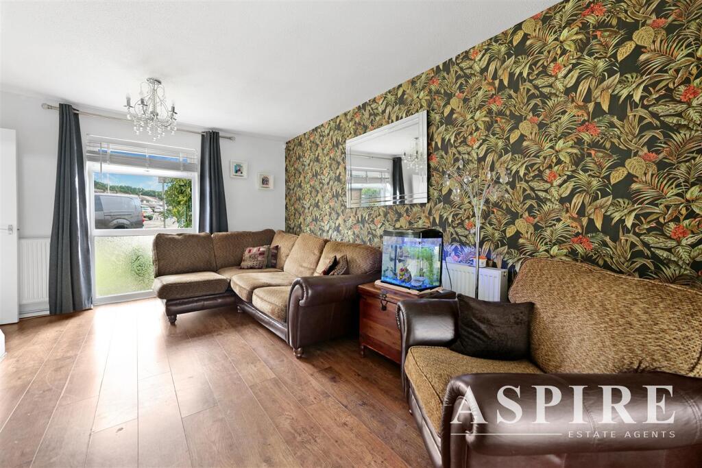 Royal Oak Drive, Wickford photo 4