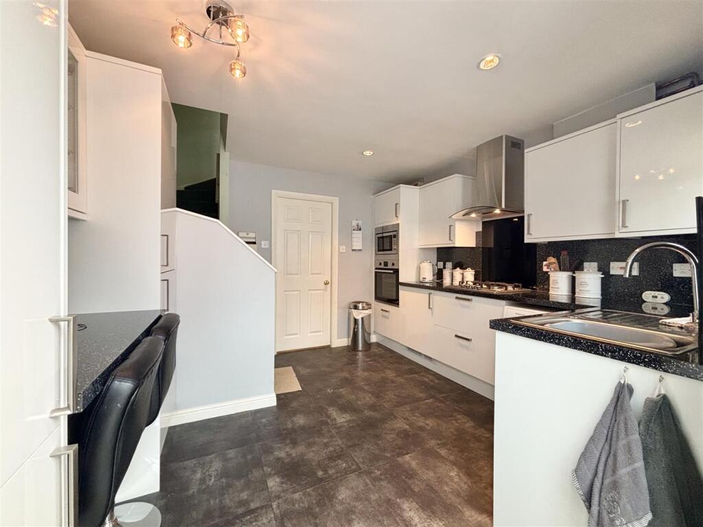 Stonehouse Drive, Queensbury, Bradford photo 3