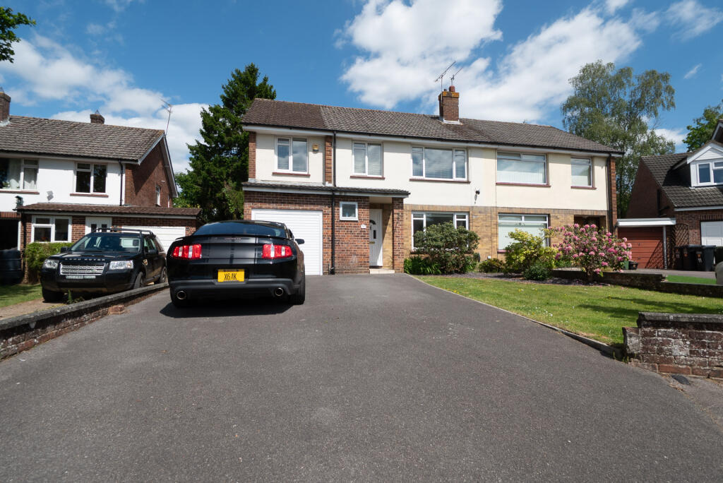 Main image of property: Earls Close, Bishopstoke, Eastleigh, Easltiegh