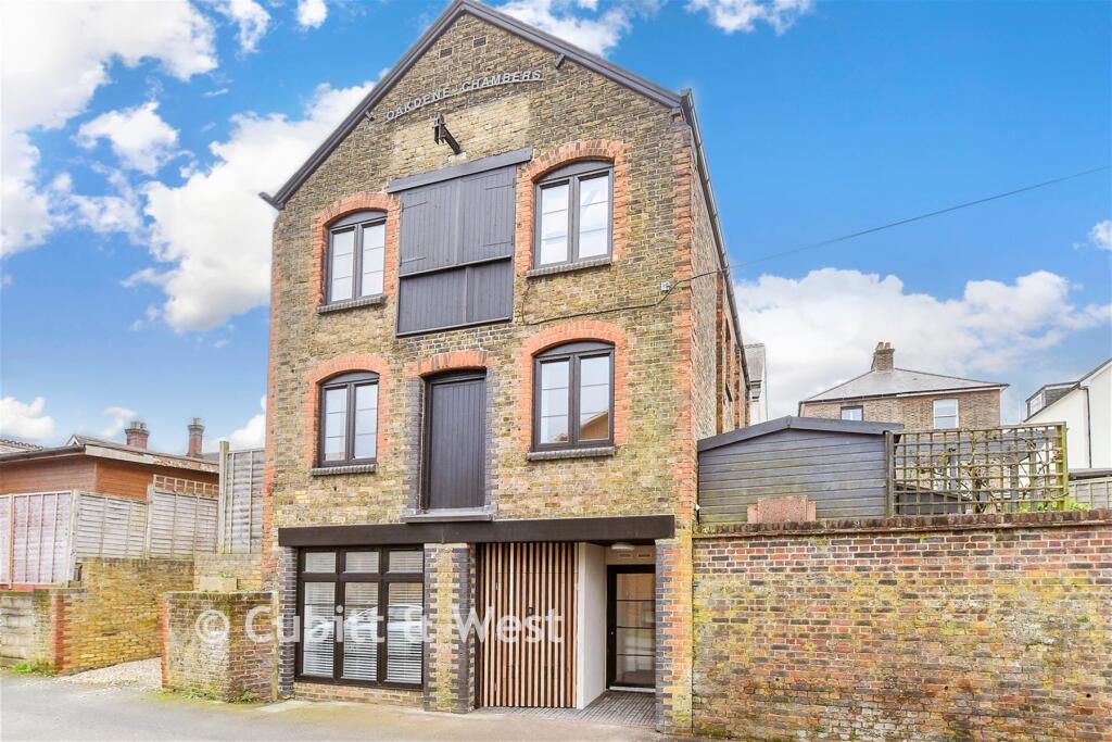 Main image of property: Oakdene Chambers, Oakdene Road, Redhill, Surrey