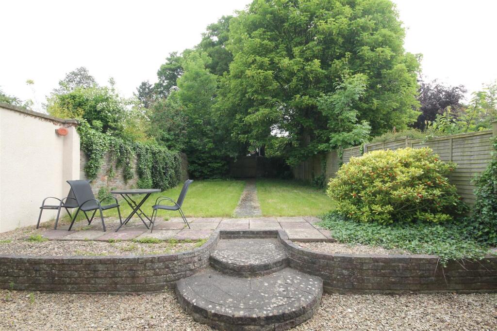 5 bedroom semi-detached house for rent