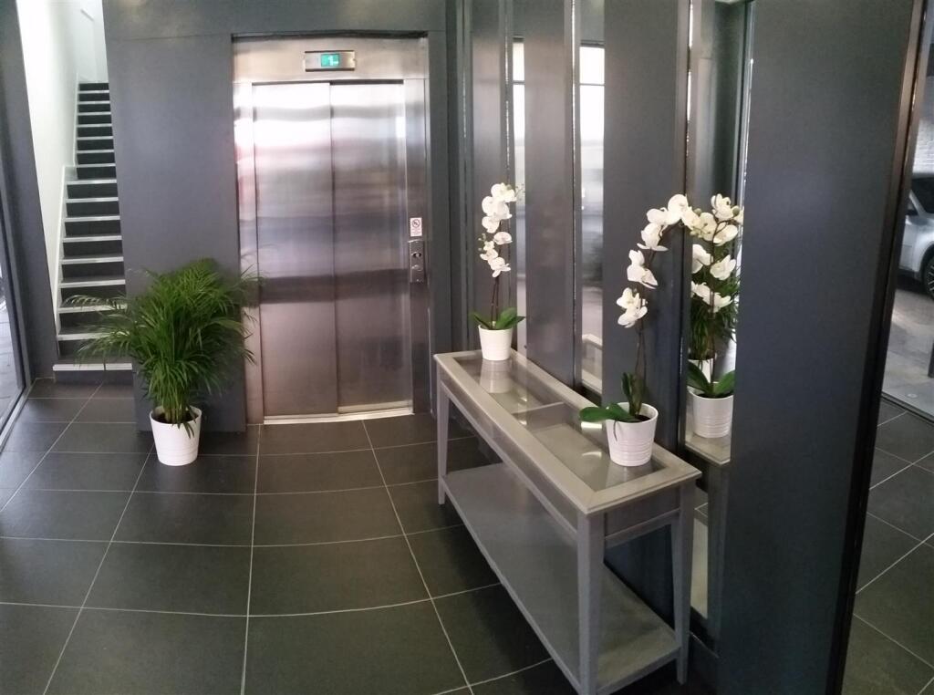Apartment in London, Oakwood, Southgate - View 2