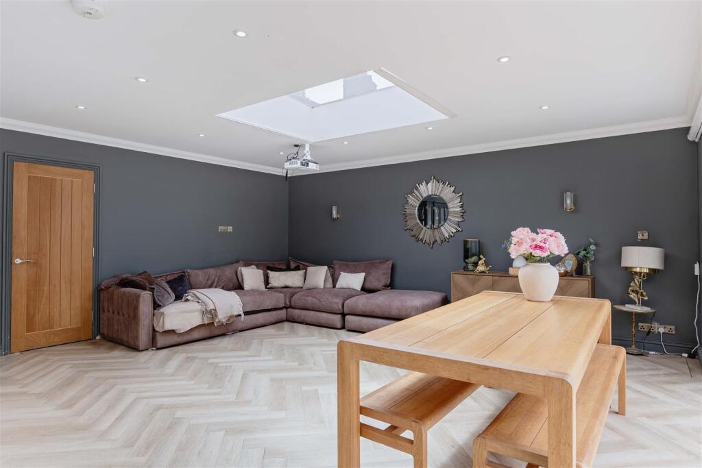 Chesswood Road, Worthing photo 5