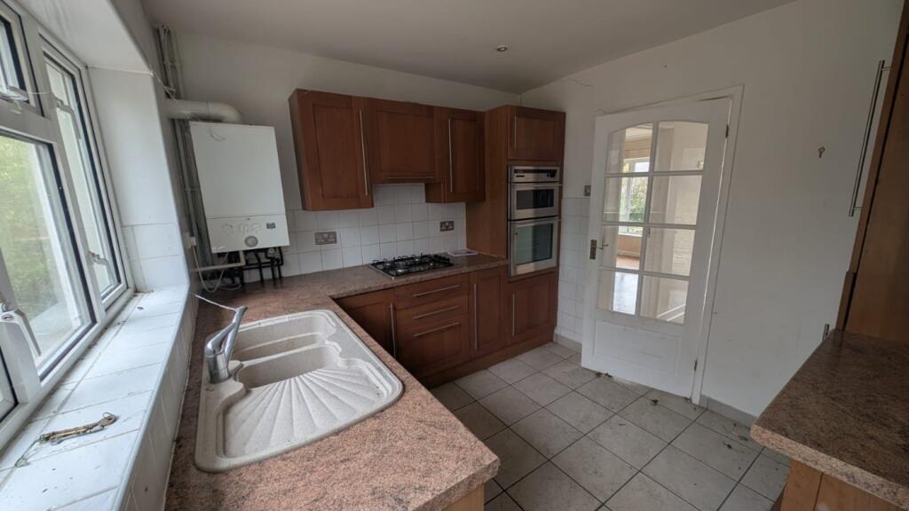 Hazelwood Avenue, New Milton, Hampshire, BH25 photo 4