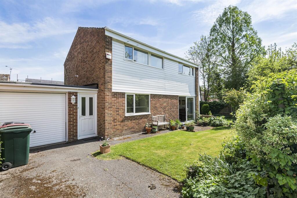 4-bed detached on Abingdon Drive, Caversham Park, Reading, £565,000