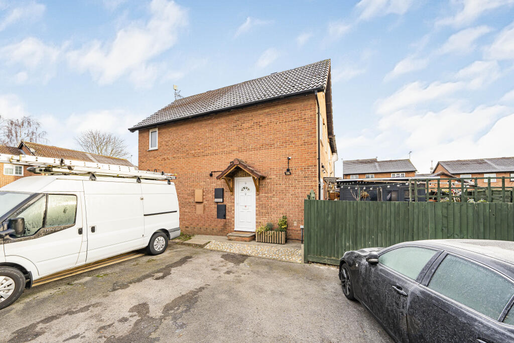 1-bed terraced on Moore Close, Cippenham, £294,950