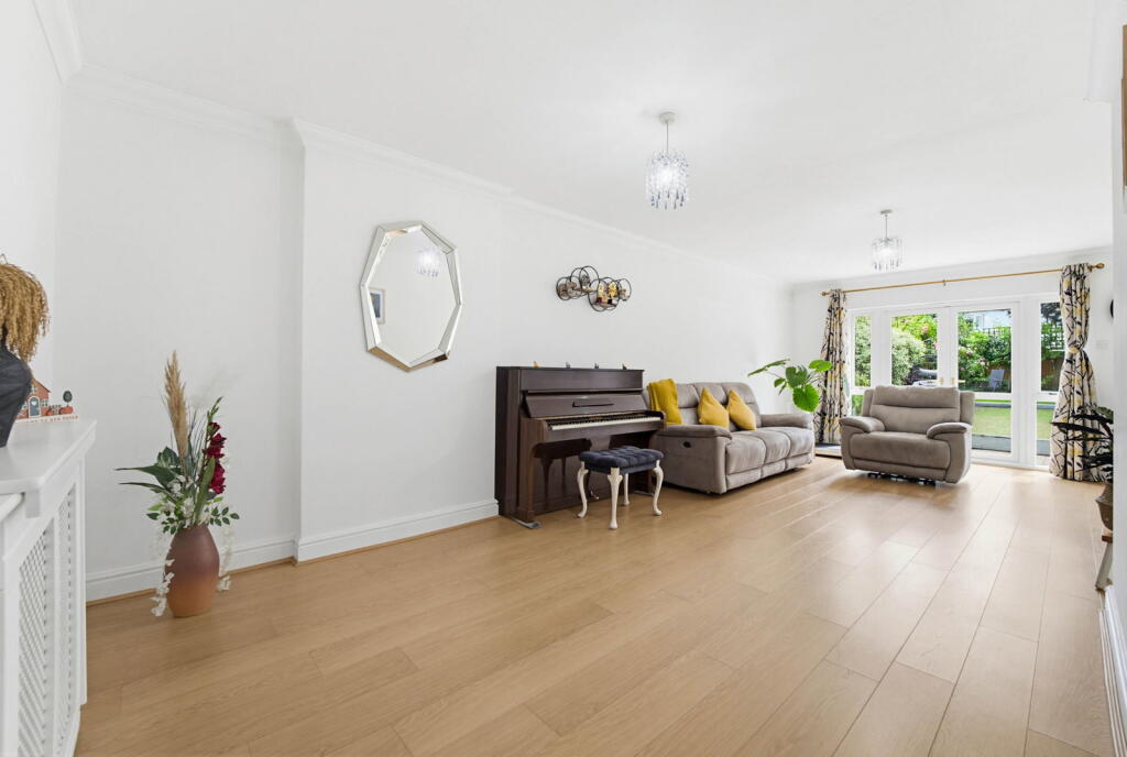 Woodlands Avenue, West Byfleet, KT14 - View 3