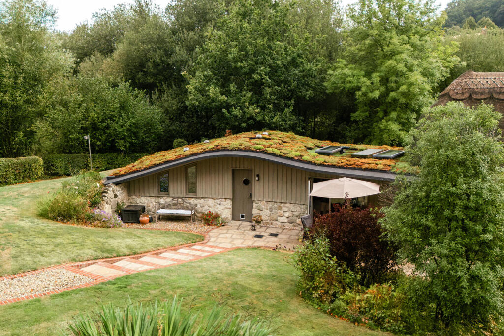 House in Ansty - More
