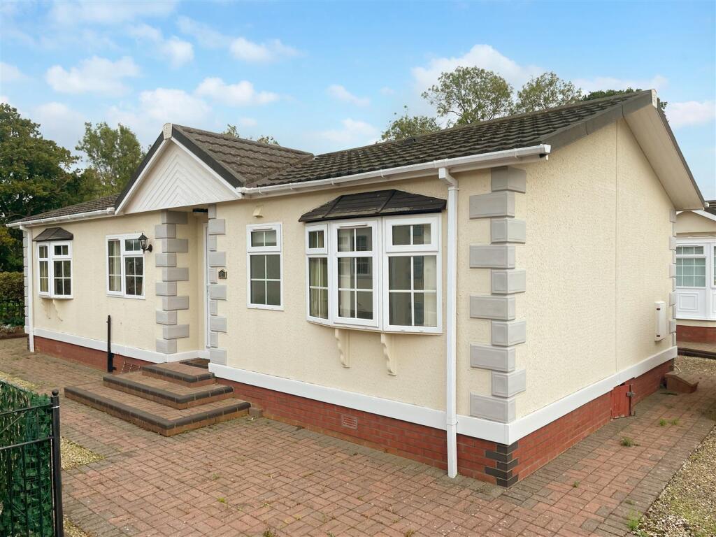 2-bed caravan on Cleobury Road, Far Forest, Kidderminster, £165,000