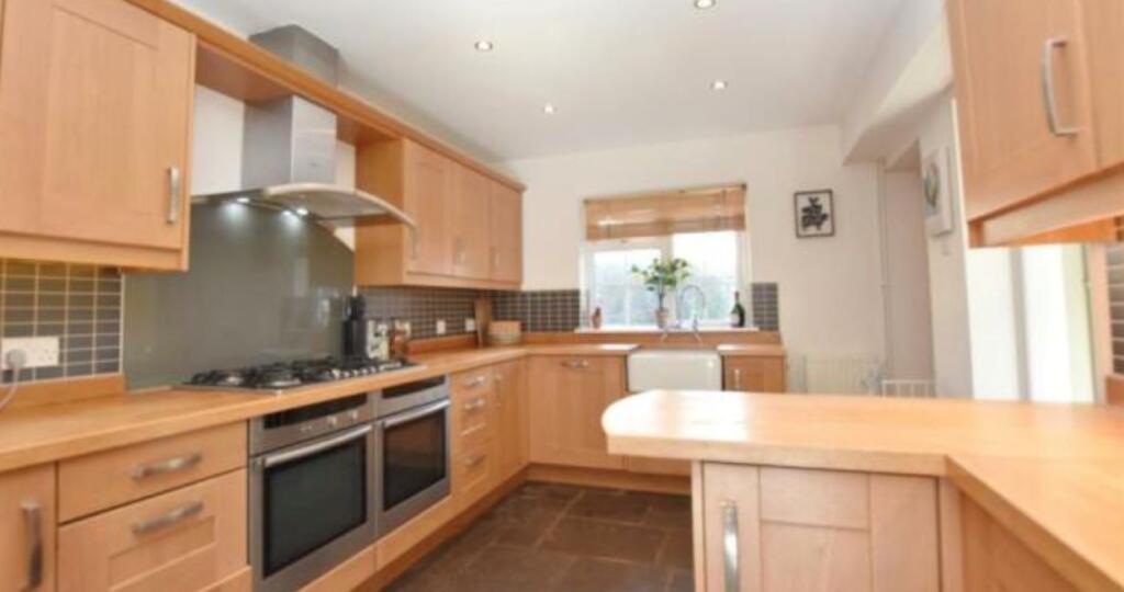 9 Fernhills, Hunton Bridge, Kings Langley, Hertfordshire, WD4 8PT photo 4
