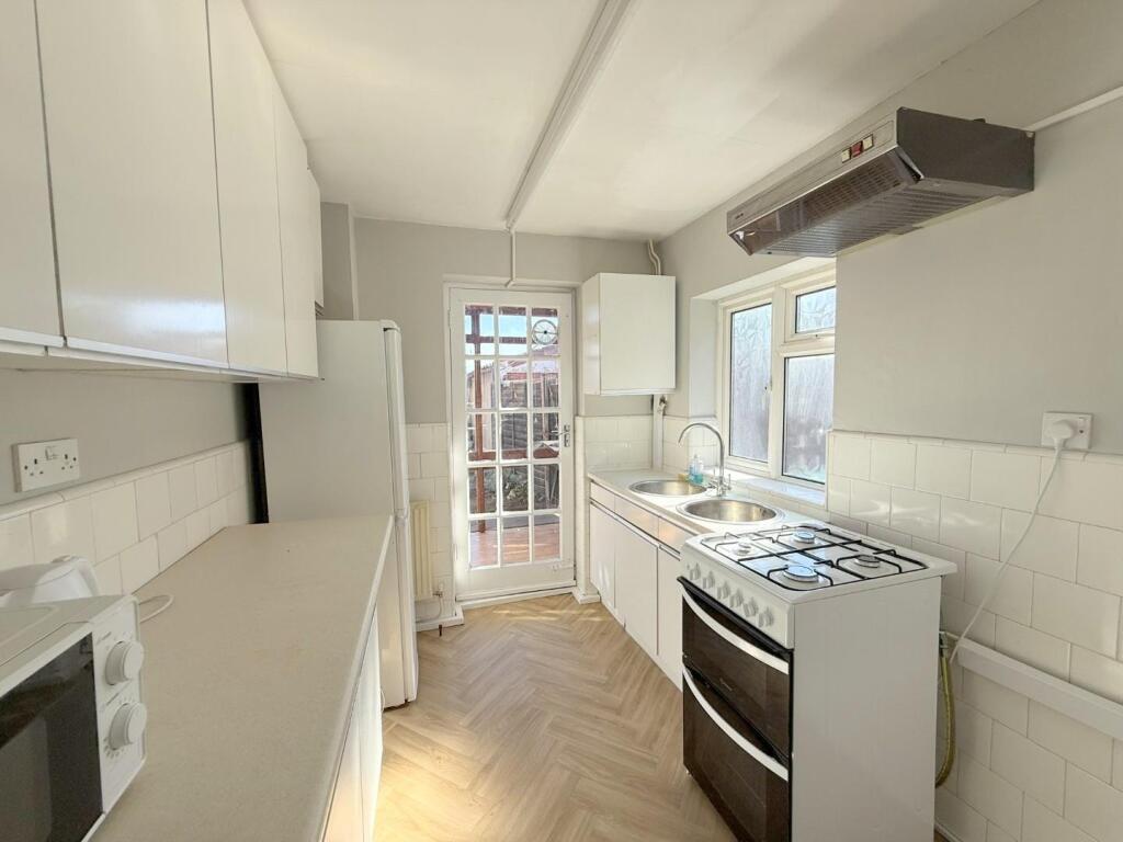 House in Spelthorne, Ashford - More