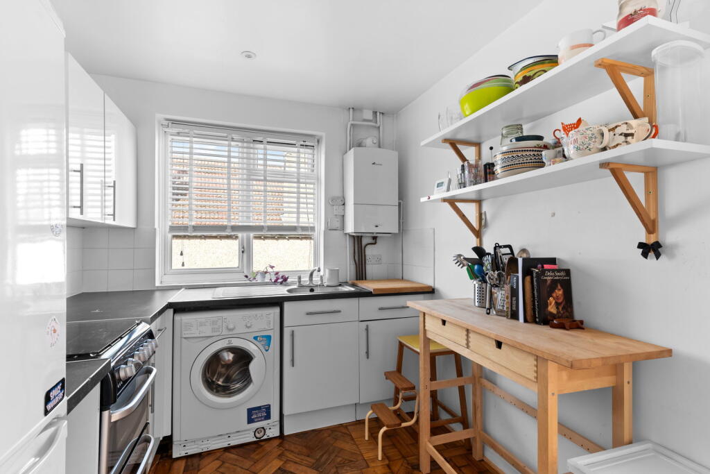 Chelsham Close, Warlingham, CR6 9DN - View 5