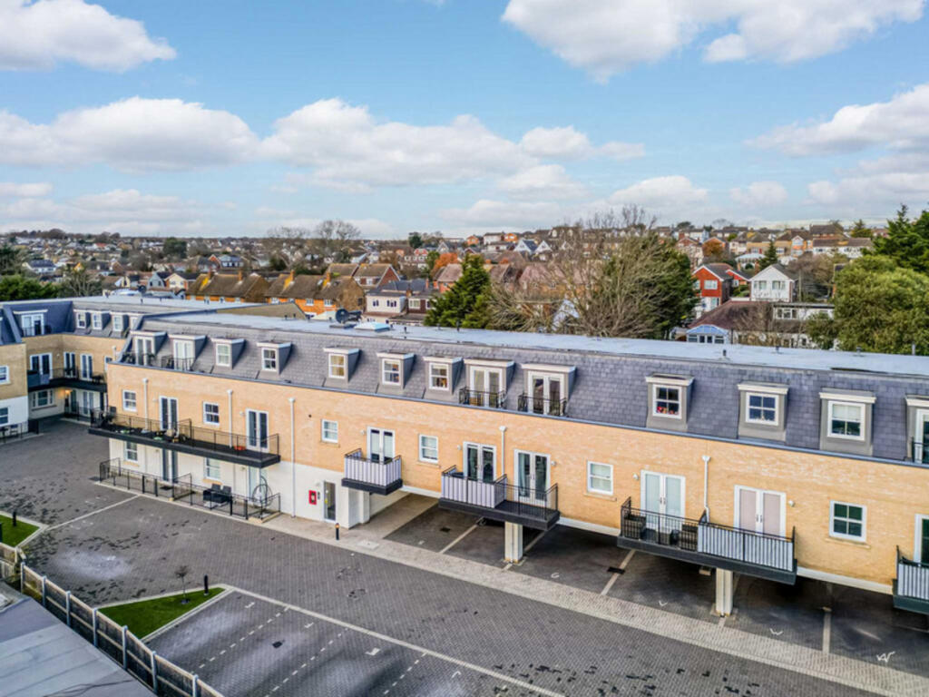 1-bed flat on Halle Mews, Benfleet, SS7, £230,000