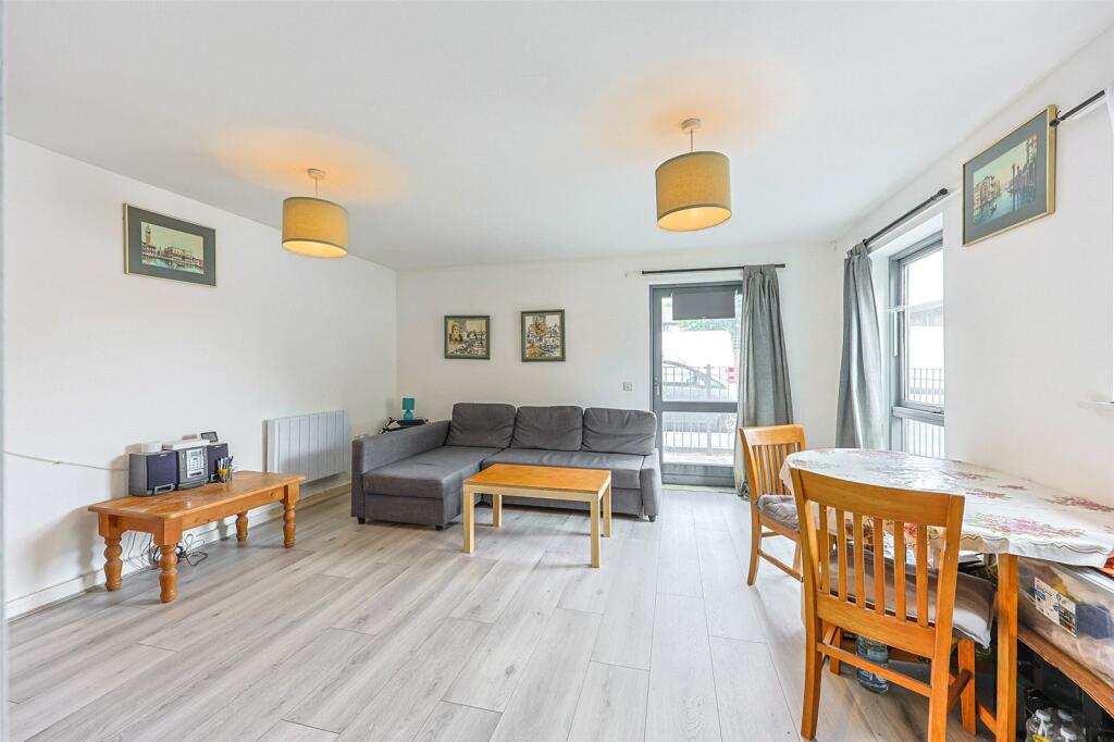 2-bed flat on Kenley Avenue, Colindale, NW9, £315,000