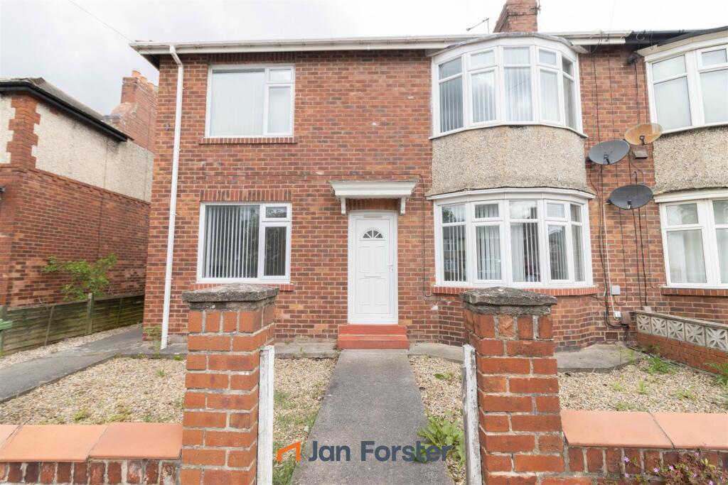 2-bed flat on Birchwood Avenue, High Heaton, Newcastle Upon Tyne, £170,000