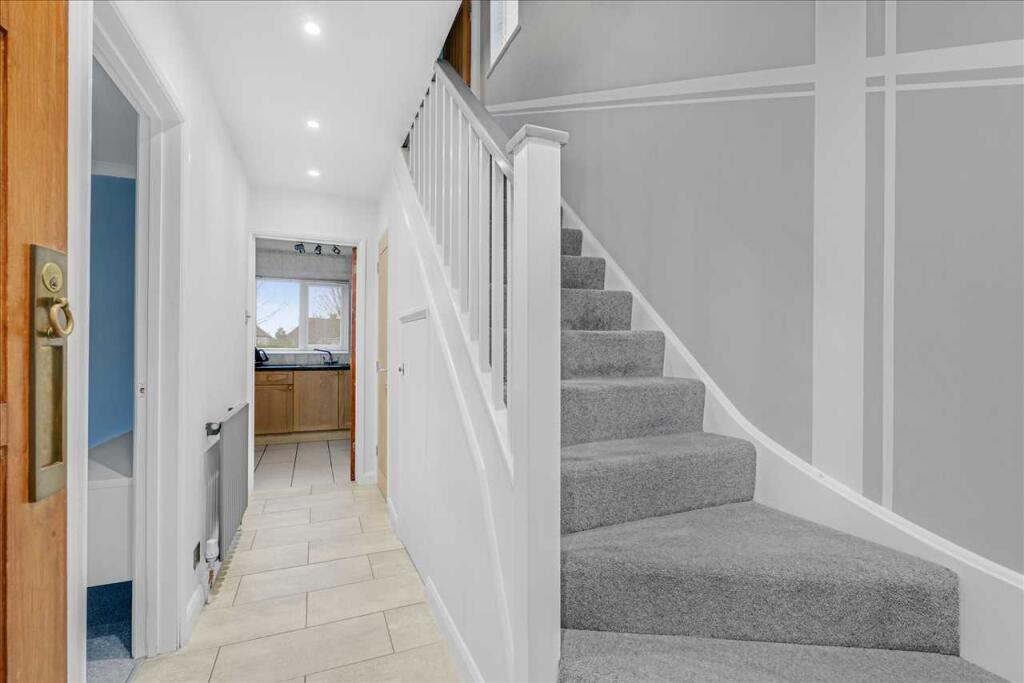 Bradvue Crescent, Bradville, Milton Keynes photo 4