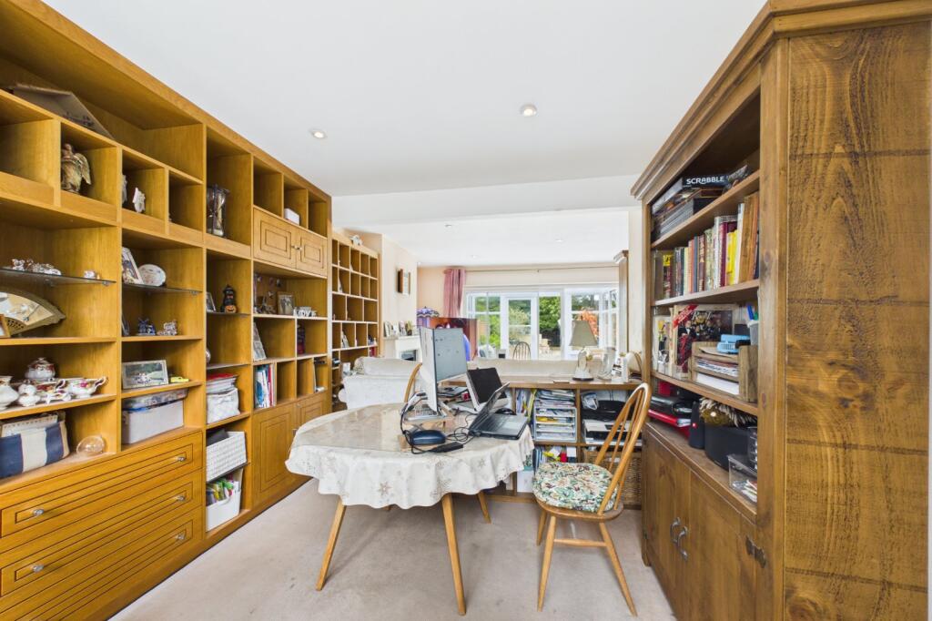 House in Wokingham, Emmbrook - View 4