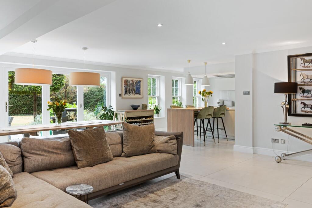 House in Sunninghill, North Ascot - More