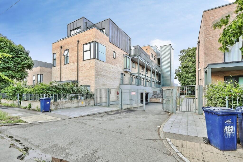Main image of property: 98 Flamsteed Close