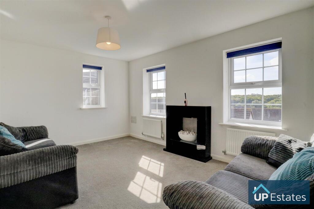 House in Nuneaton and Bedworth, Warwickshire - View 3