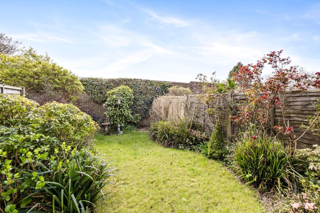 Simons Close, Crowborough, TN6 photo 3