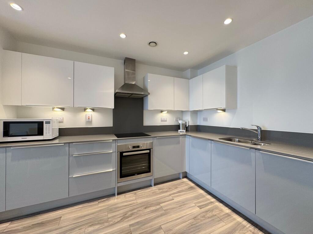Burnt Oak Broadway, Edgware, HA8 - More