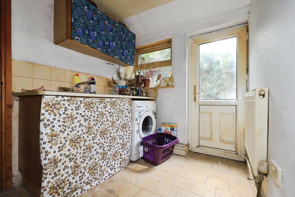 House in Wolverhampton, West Midlands - More