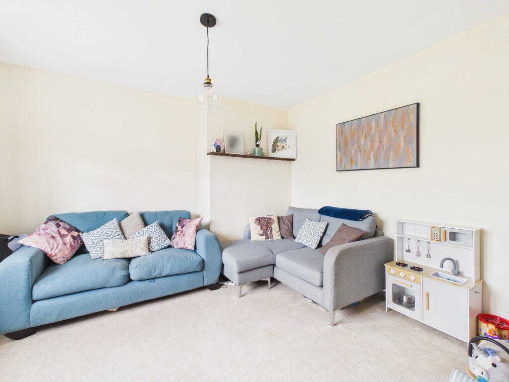 Angola Road, Worthing, BN14 8DT - More
