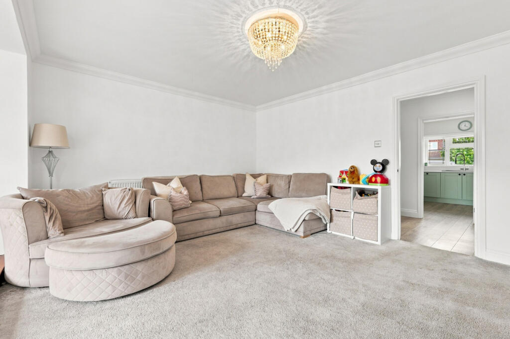 House in Southend-on-Sea - More