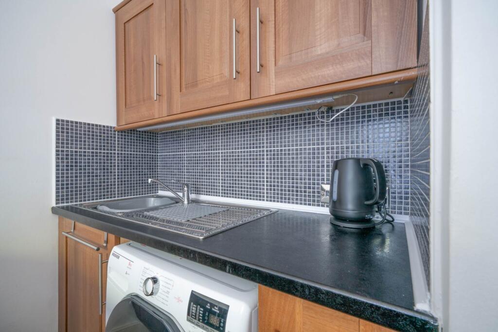 Apartment in Paisley, Renfrewshire - More