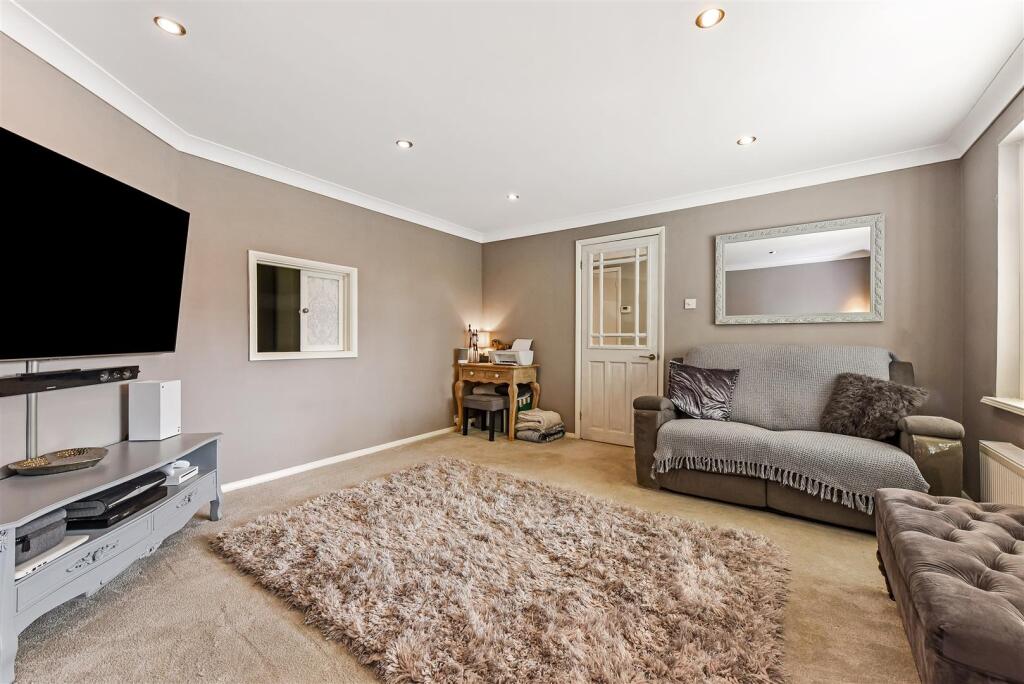 Newport Drive, Fishbourne photo 4