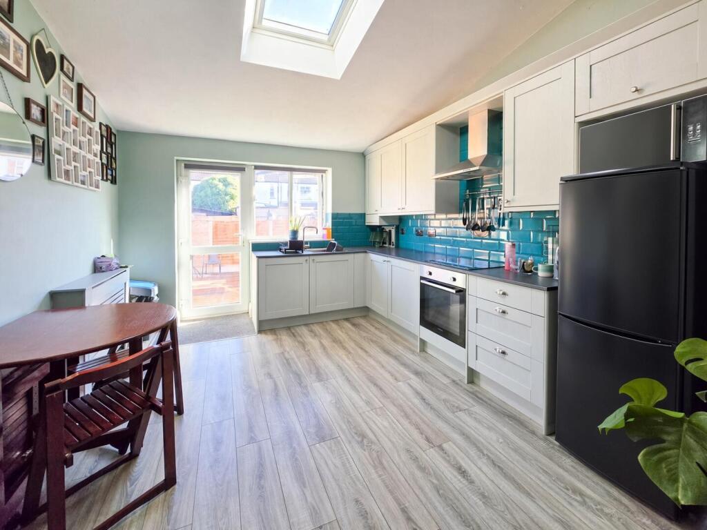 Apartment in Southend-on-Sea, Essex - More