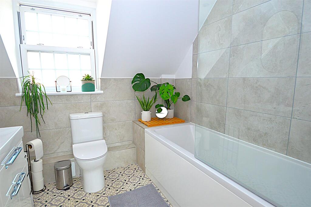 Apartment in Southend-on-Sea - View 4