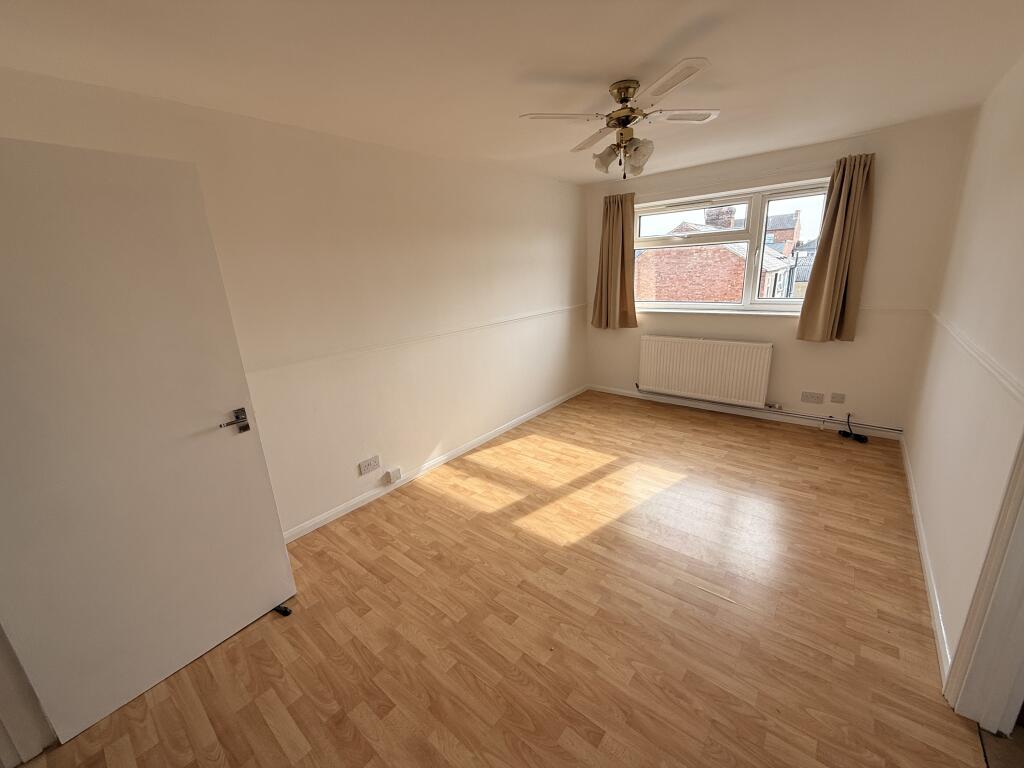 Apartment in Kettering, North Northamptonshire - View 3