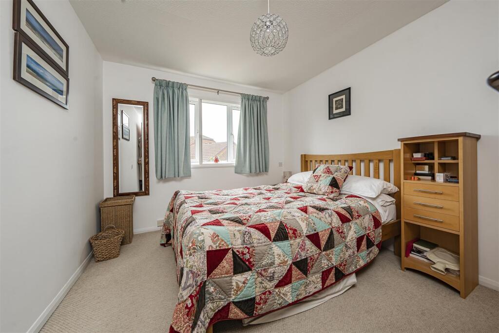 Apartment in Datchet, Southlea - More