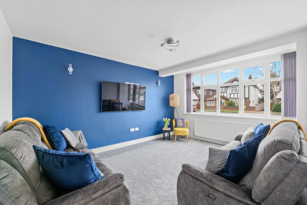 House in Epsom, Stoneleigh - More